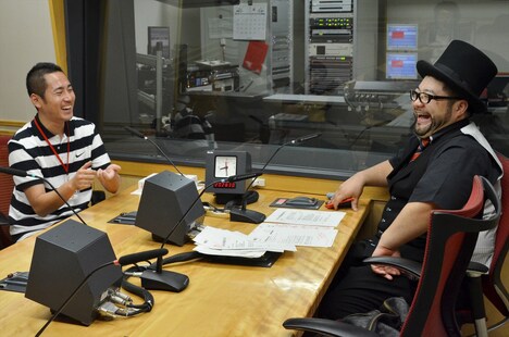 落札者の藤原さん（左）と、髭男爵・山田ルイ53世（右）。