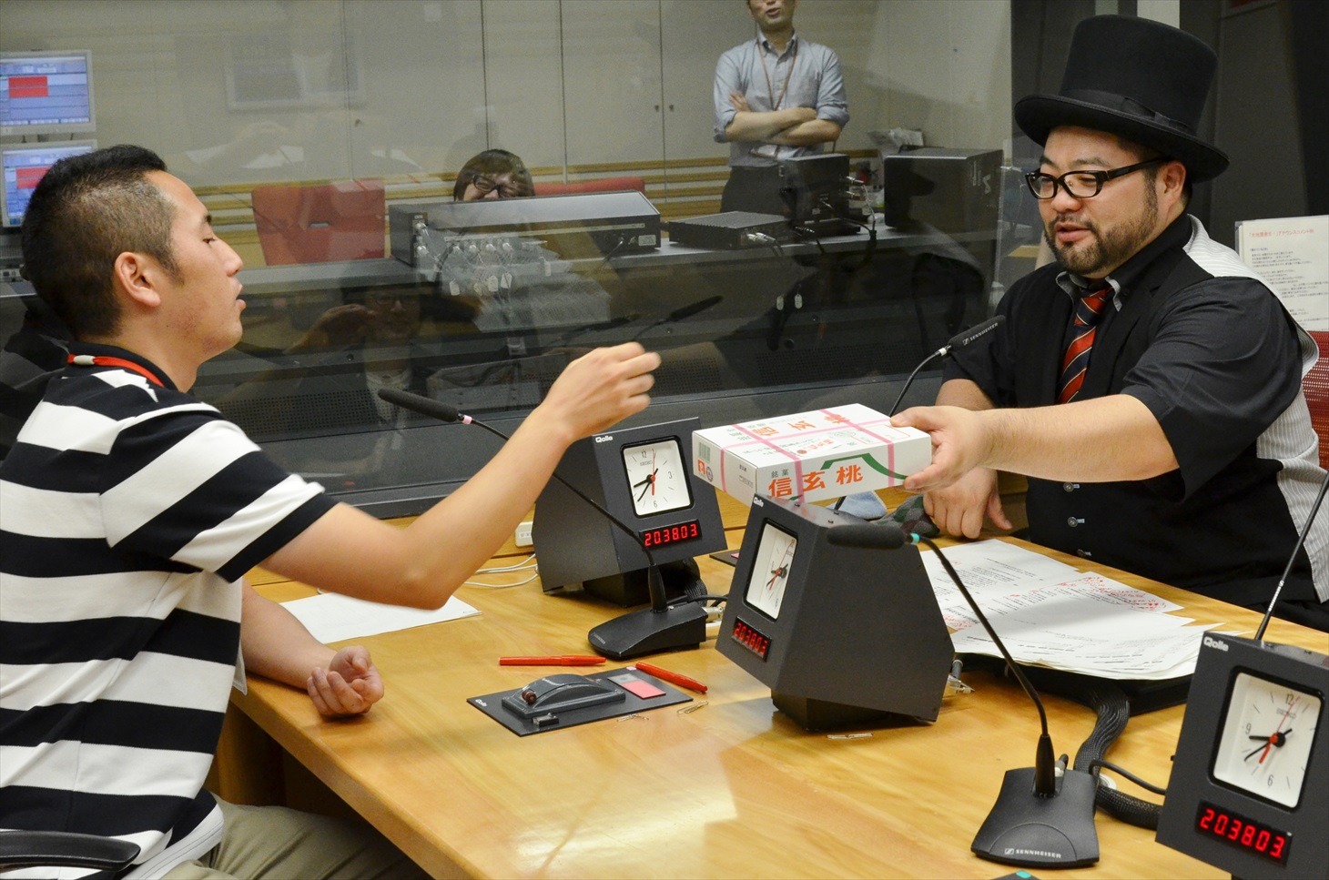 藤原さん（左）から手土産を受け取る髭男爵・山田ルイ53世（右）。