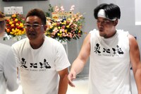 終演後に行われた握手会に臨むサンドウィッチマン。