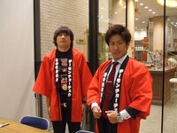 サイン会を行ったチーモンチョーチュウ。