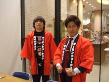 サイン会を行ったチーモンチョーチュウ。