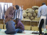 2人がかりで衣装を着せてもらう吉村。