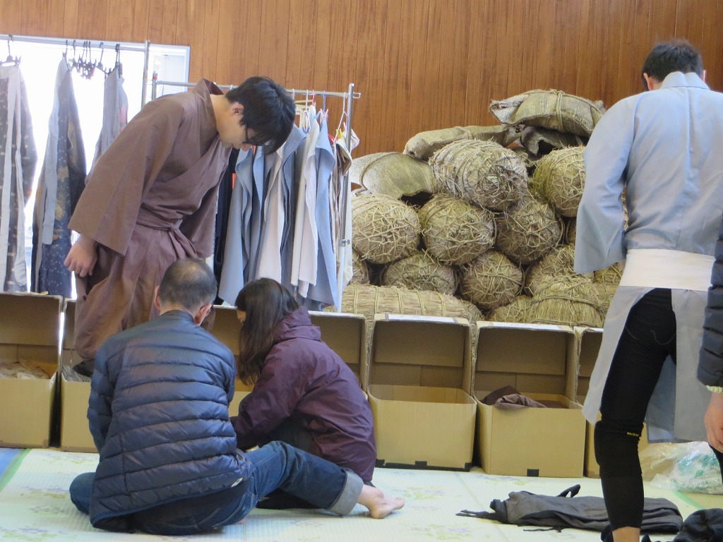 2人がかりで衣装を着せてもらう吉村。