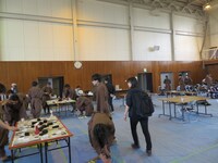 広報担当者の指示で言われるがままに移動する吉村。