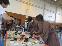 足軽仲間にメイクの仕方を教えてもらう吉村。