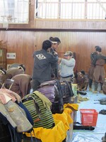 2人がかりで甲冑を着せてもらう吉村。