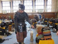 メインキャストたちの甲冑を感激しながら見て回る吉村。