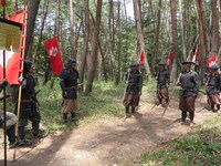 違う色の旗を持つ吉村。