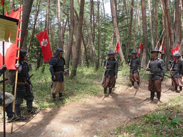 違う色の旗を持つ吉村。