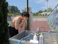 メイクを落とす吉村。