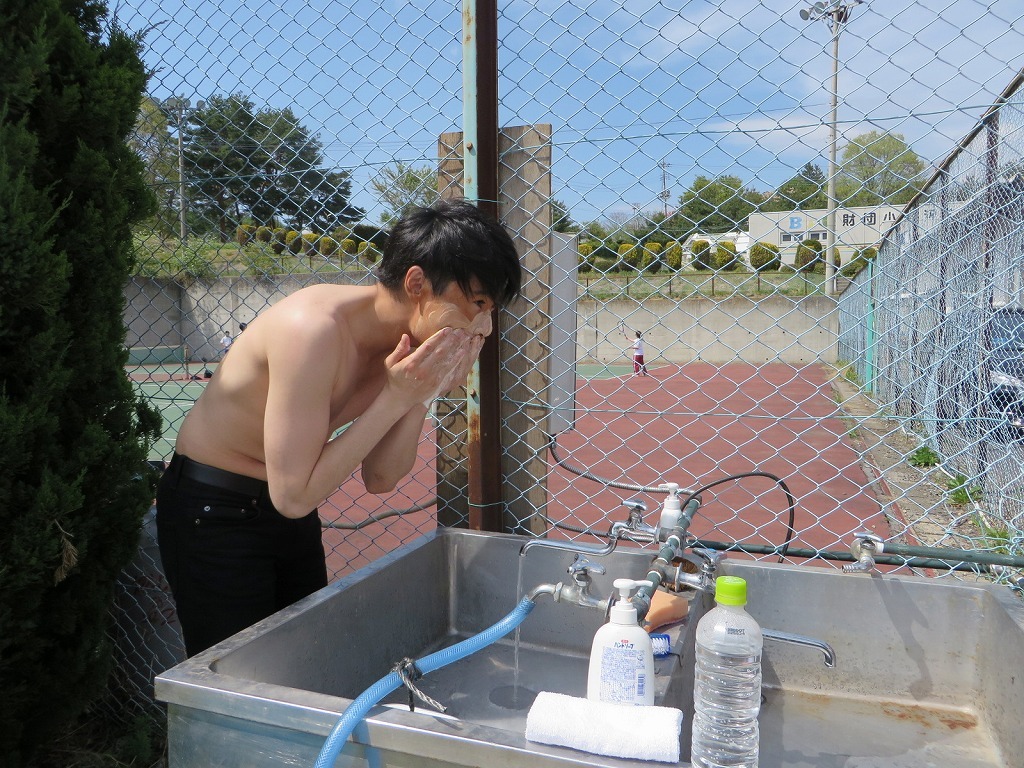 メイクを落とす吉村。