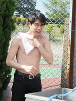 元の色白に戻った吉村。