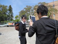 「軍師官兵衛」ロケに参加できた喜びを、マネージャーが撮影する動画向けに語る吉村。