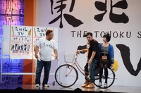 サンドウィッチマンと鳥居みゆきによるコントの様子。