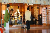 ヒット祈願に臨む宮川大輔（中央）。