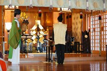 ヒット祈願に臨む宮川大輔（中央）。