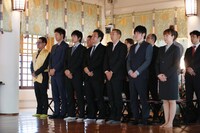 ヒット祈願に臨む芸人たち（前列）。