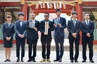 DVD「人志松本のゾッとする話」のヒット祈願に出席した宮川大輔（中央）ら芸人たち。