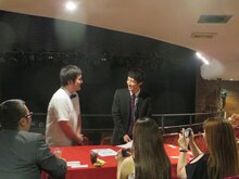 ラバーガールのネタ「猫カフェ」のオマージュショートコントを披露するザンゼンジ三福（右）とあっぱれ！川井（左）。