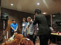 ラブレターズにネタをお願いする三福。