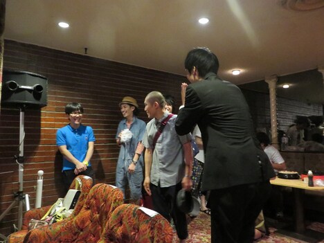 ラブレターズにネタをお願いする三福。