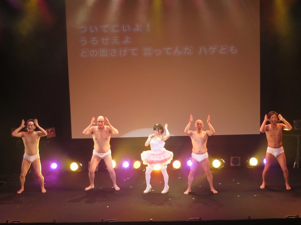 アイドルユニット・スイカ☆ドロボーのパフォーマンス。
