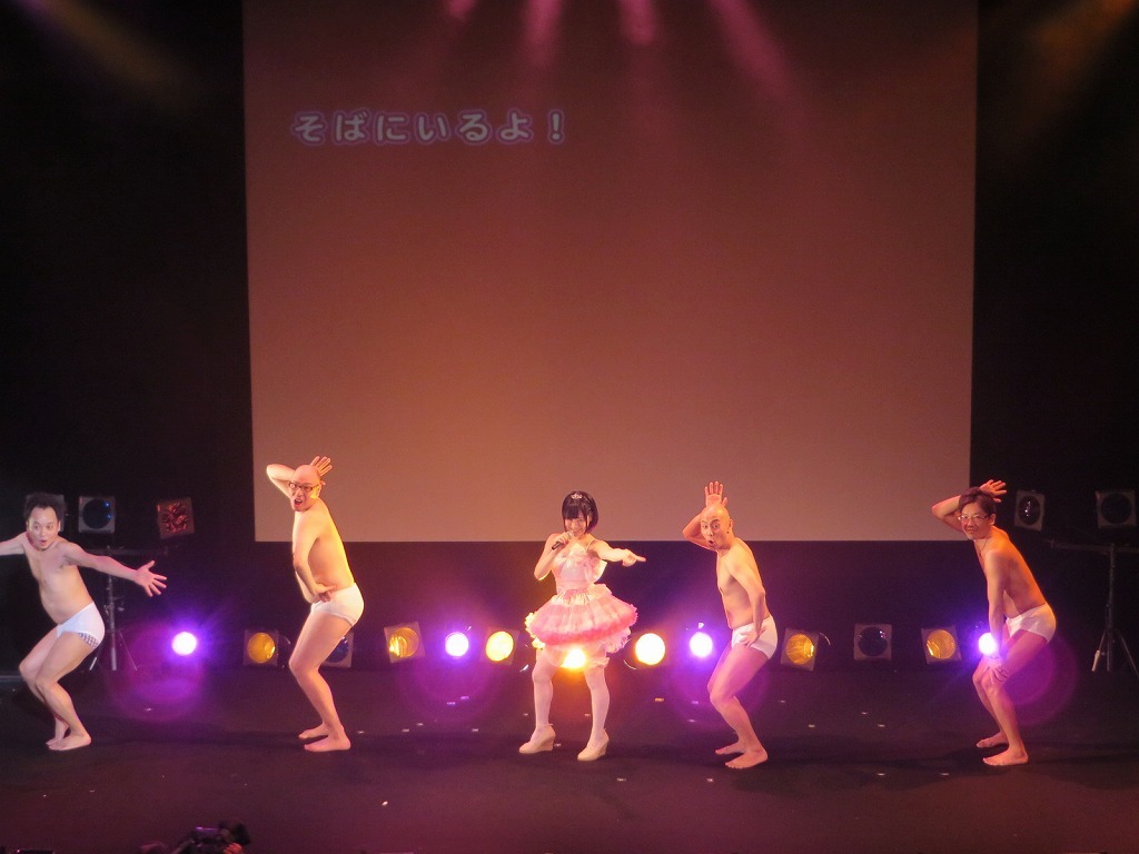 アイドルユニット・スイカ☆ドロボーのパフォーマンス。