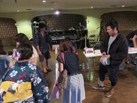 本物の的屋のような岡野と、岡野の相棒とは思えない爽やかさの俳優・山内秀一。