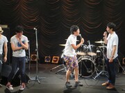 楽屋で悠々とタバコを吸っていたところを見つかり罰ゲームのショートコントをさせられるザンゼンジ武田と、とばっちりの相方・三福。