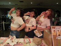 写真引き＆オリジナル物販のテキーラガールズ。