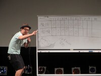 とんでもない熱量で仮想の高校野球大会の試合を解説する早出明弘。