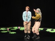 日本エレキテル連合DVD「腹腹電気」より、「作業服と機関銃」収録の一場面。