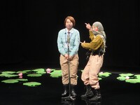 日本エレキテル連合DVD「腹腹電気」より、「作業服と機関銃」収録の一場面。