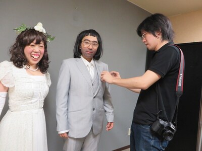 幸せそうな都美子とのぶ夫。マネージャーがのぶ夫の胸にハンカチーフを。