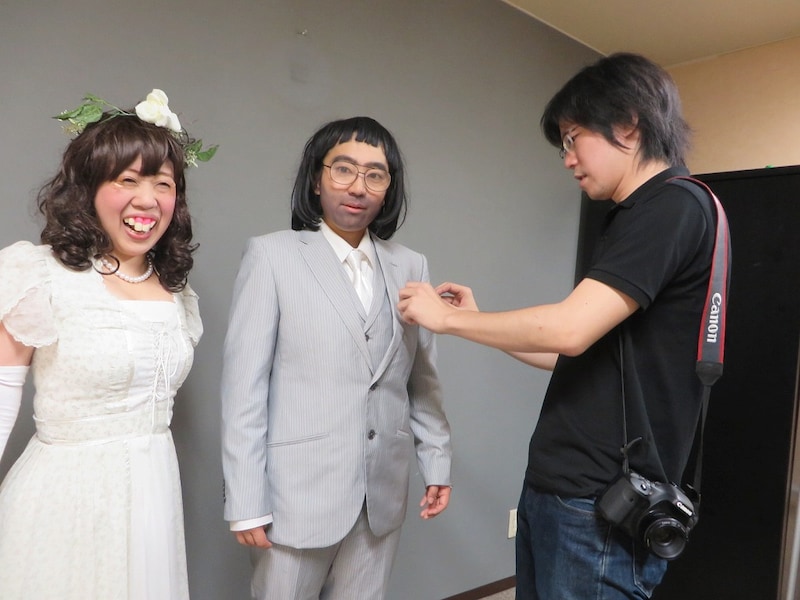 幸せそうな都美子とのぶ夫。マネージャーがのぶ夫の胸にハンカチーフを。