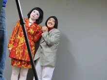 日本エレキテル連合DVD「腹腹電気」より、コント「ありがとう」スチール撮影の一場面。