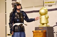 金の家康くん像と平成ノブシコブシ吉村。