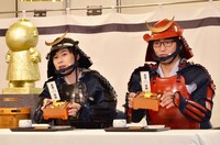 うな重を試食する平成ノブシコブシ。