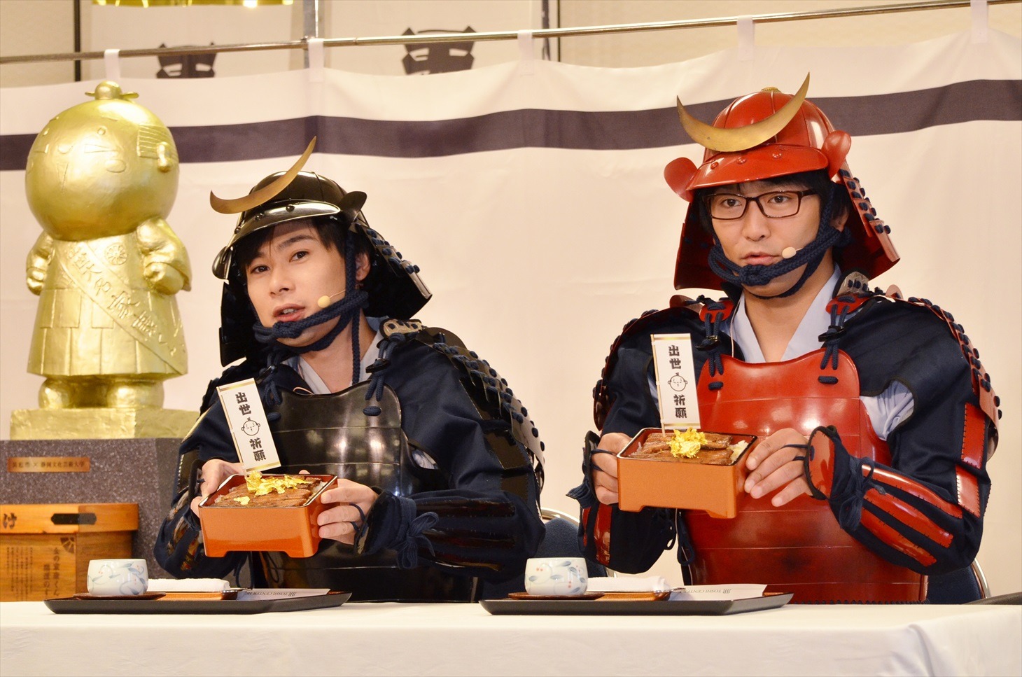 うな重を試食する平成ノブシコブシ。