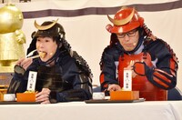 うな重を試食する平成ノブシコブシ。