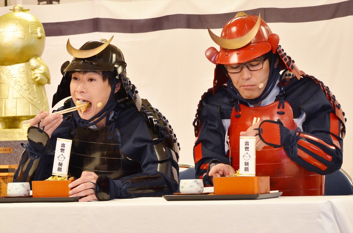 うな重を試食する平成ノブシコブシ。