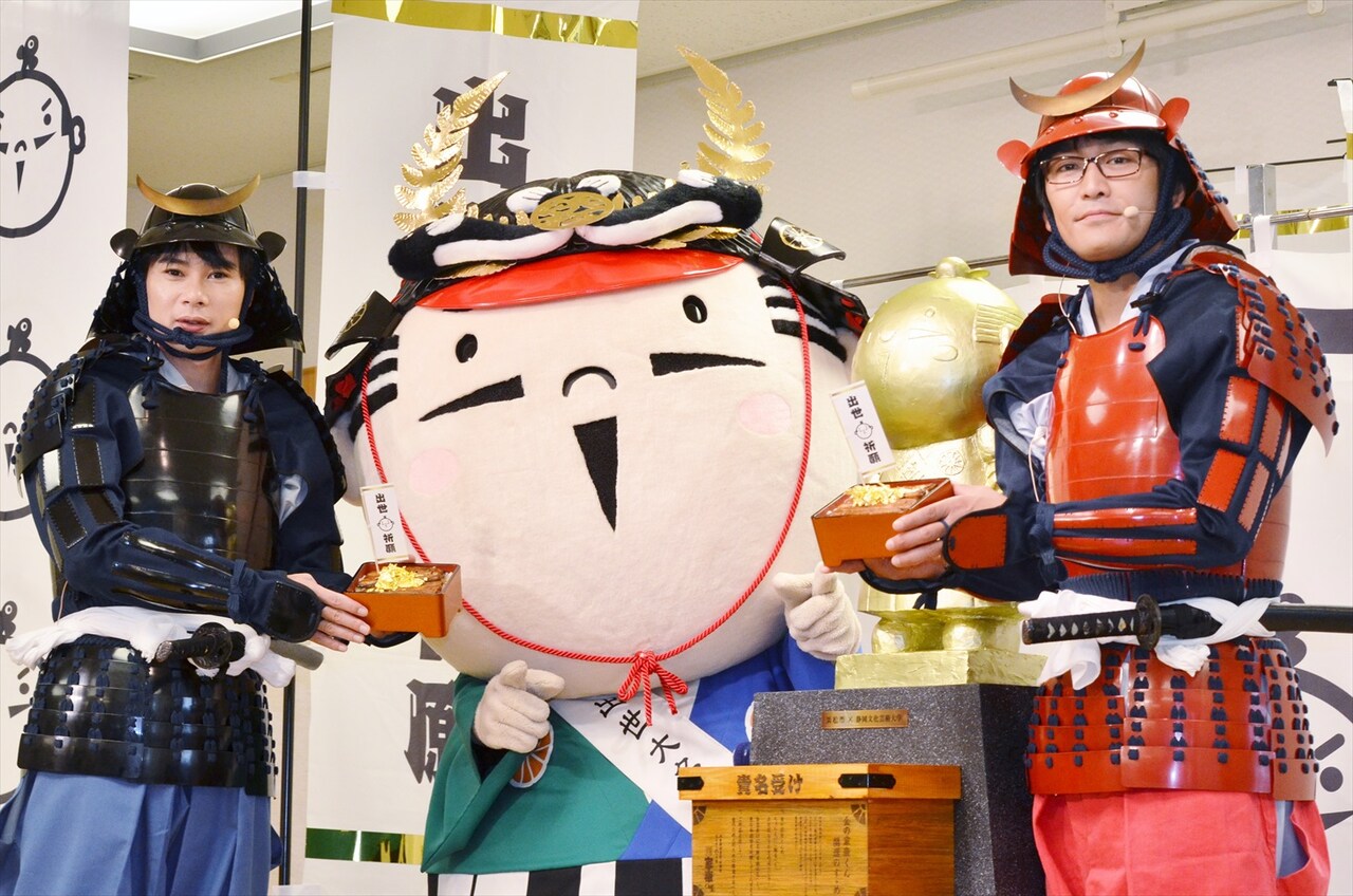 静岡県浜松市のPRイベントに出演した平成ノブシコブシと、浜松市のマスコットキャラクター・出世大名家康くん。