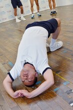 「吉本本社におジャーマンスープレックスホールド」というギャグを披露するレイザーラモンRG。