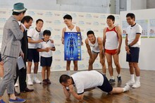 身体を使ってボケるレイザーラモンRG（中央）ら。