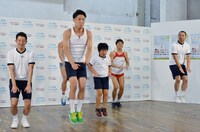 「JIKU（軸）体操」を披露する芸人たち。