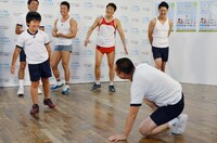 レイザーラモンRG（手前右）がギャグを終えたあと、武丸くん（左）があるあるを言い放った際の様子。