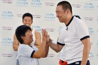 「JIKU（軸）体操」発表イベントに登場したレイザーラモンRG（右）と、RGのギャグをあるあるで助けた息子・武丸くん（左）。