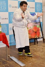 すしざんまい社長に扮するセブンbyセブン玉城。