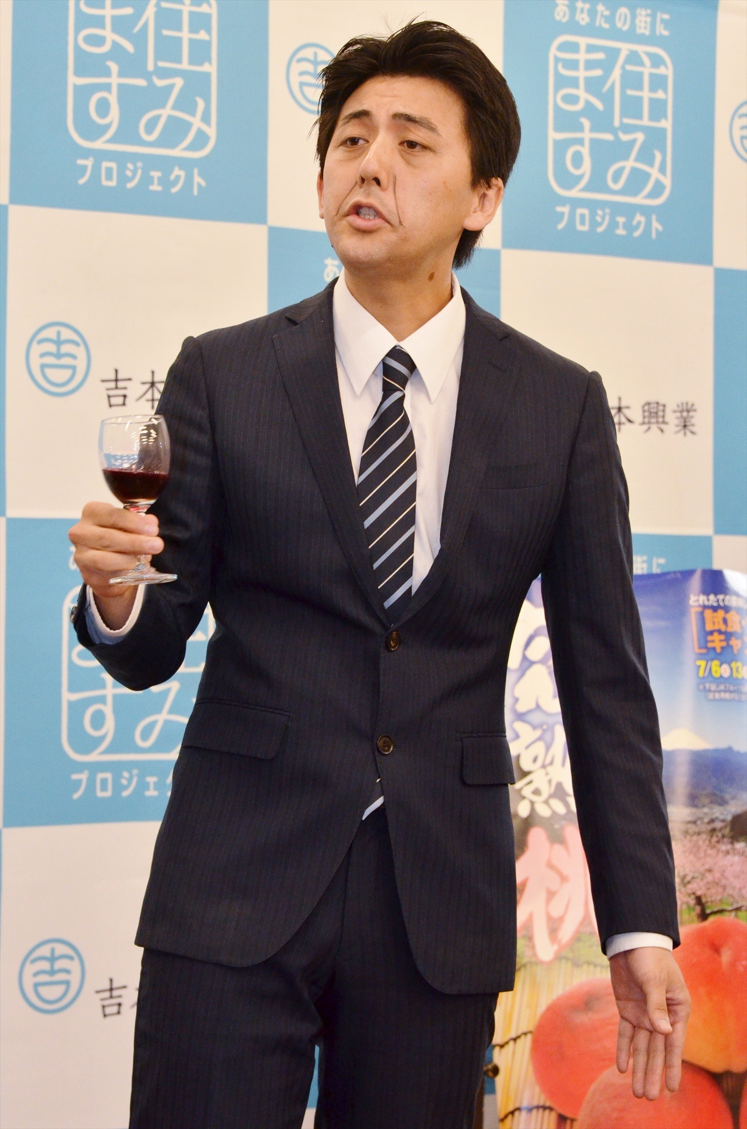 安倍晋三に扮するビスケッティ佐竹。