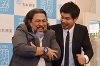 マラドーナに扮するストロベビー・ディエゴ（左）と、相方の生いっちょう。